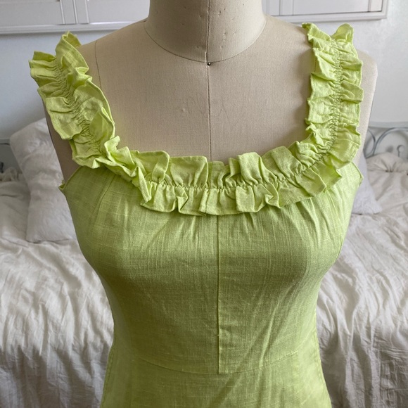 Lulu’s green mini dress linen with scrunch, off the shoulder! - Picture 3 of 4